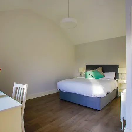 The Red & Stables 3*