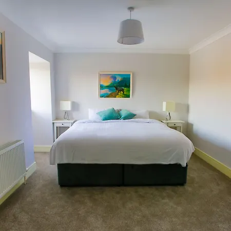 The Red & Stables 3*