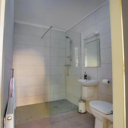 The Red & Stables 3*