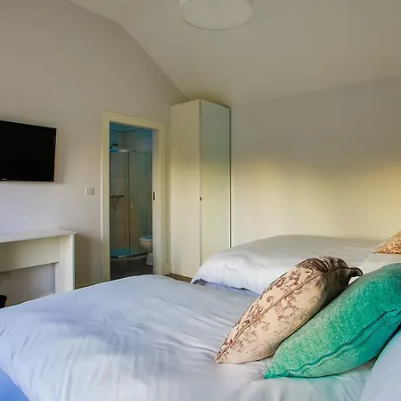 The Red & Stables 3* スライゴ