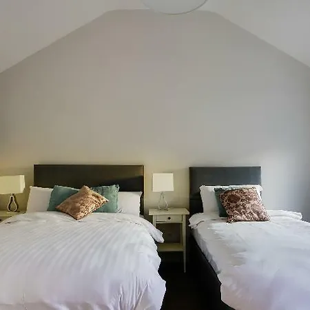 The Red & Stables 3*