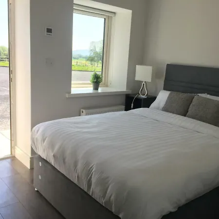 ゲストハウス The Red & Stables