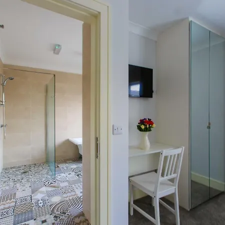 ゲストハウス The Red & Stables 3*