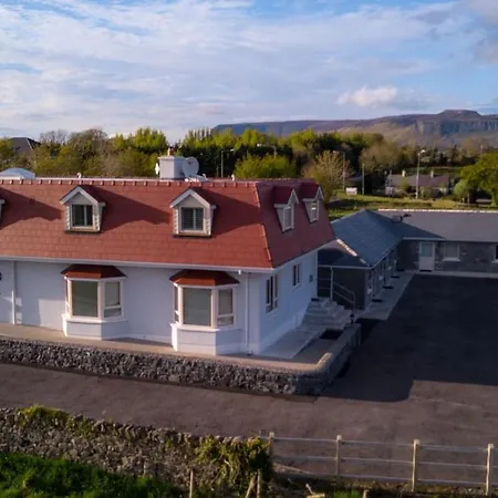 The Red & Stables ゲストハウス 3*