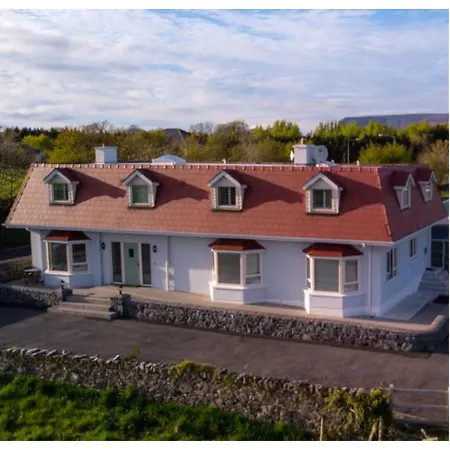 The Red & Stables 3*