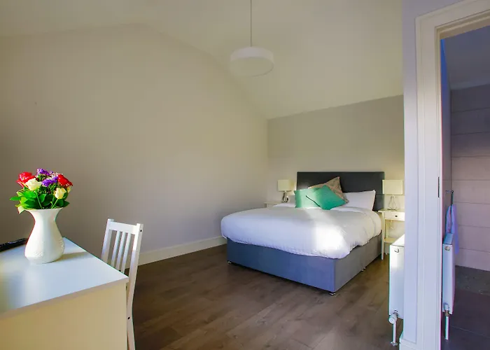 The Red & Stables 3*