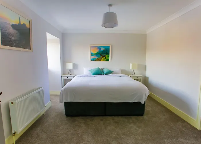 The Red & Stables 3*