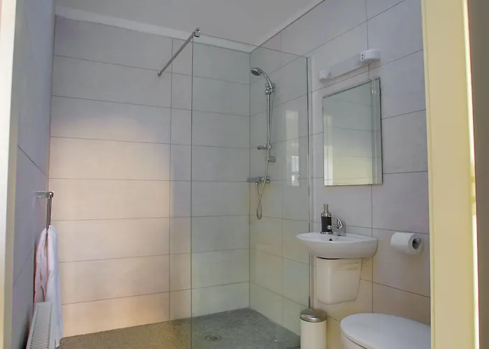 The Red & Stables 3*