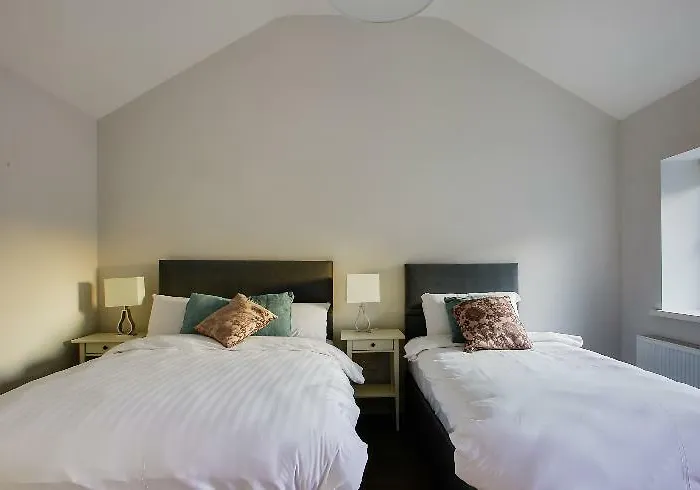 The Red & Stables 3*